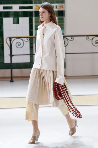 Look 16